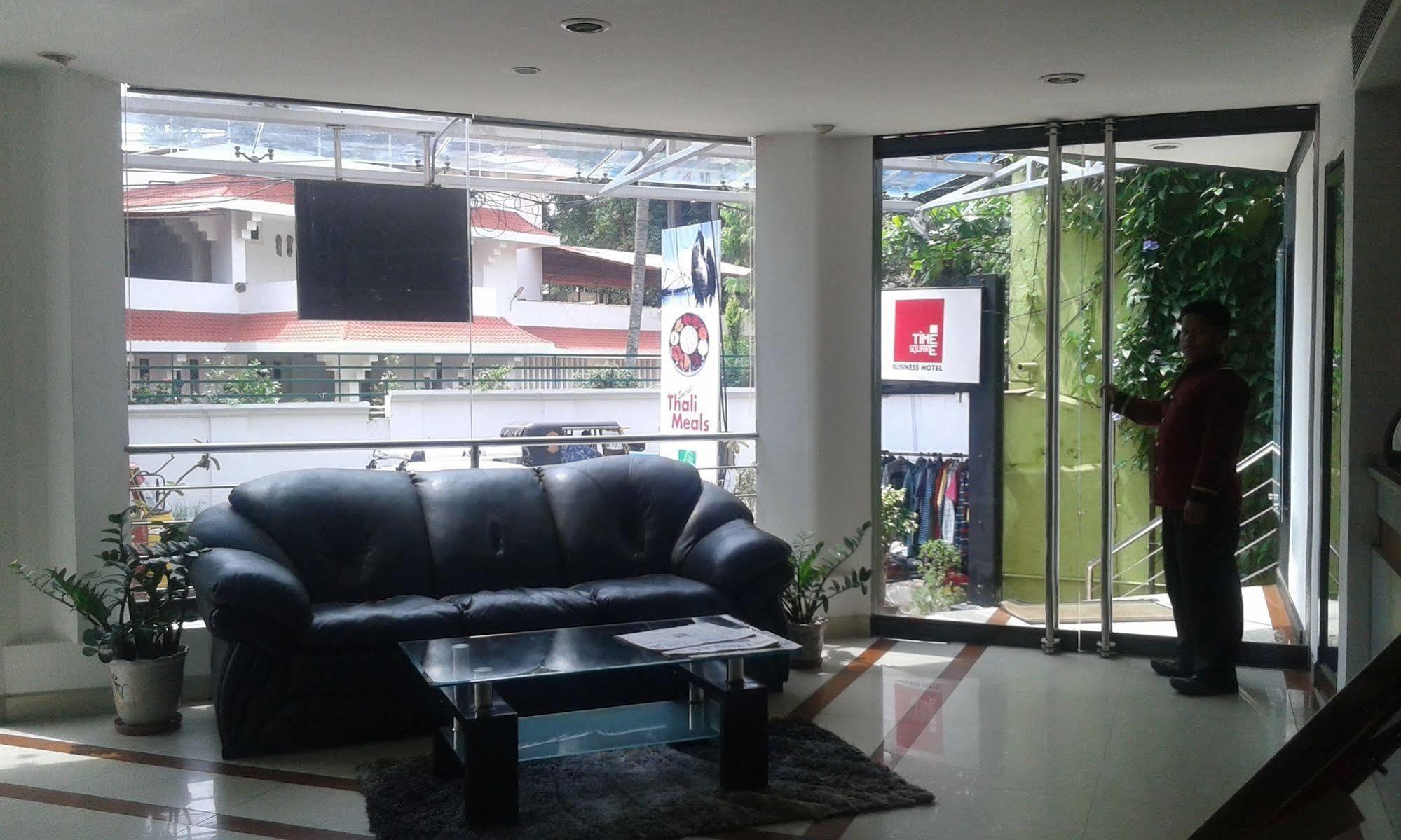 Treebo Trend Time Square Marine Drive Hotel Kochi Exterior foto