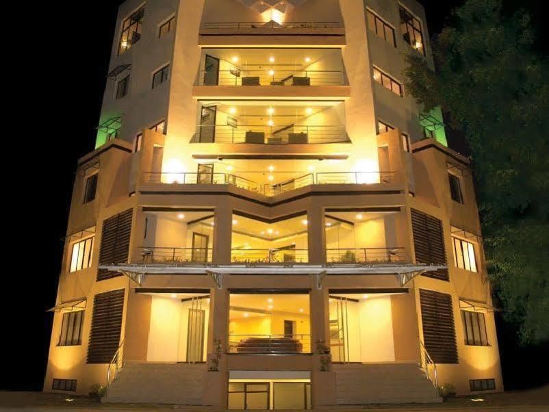 Treebo Trend Time Square Marine Drive Hotel Kochi Exterior foto
